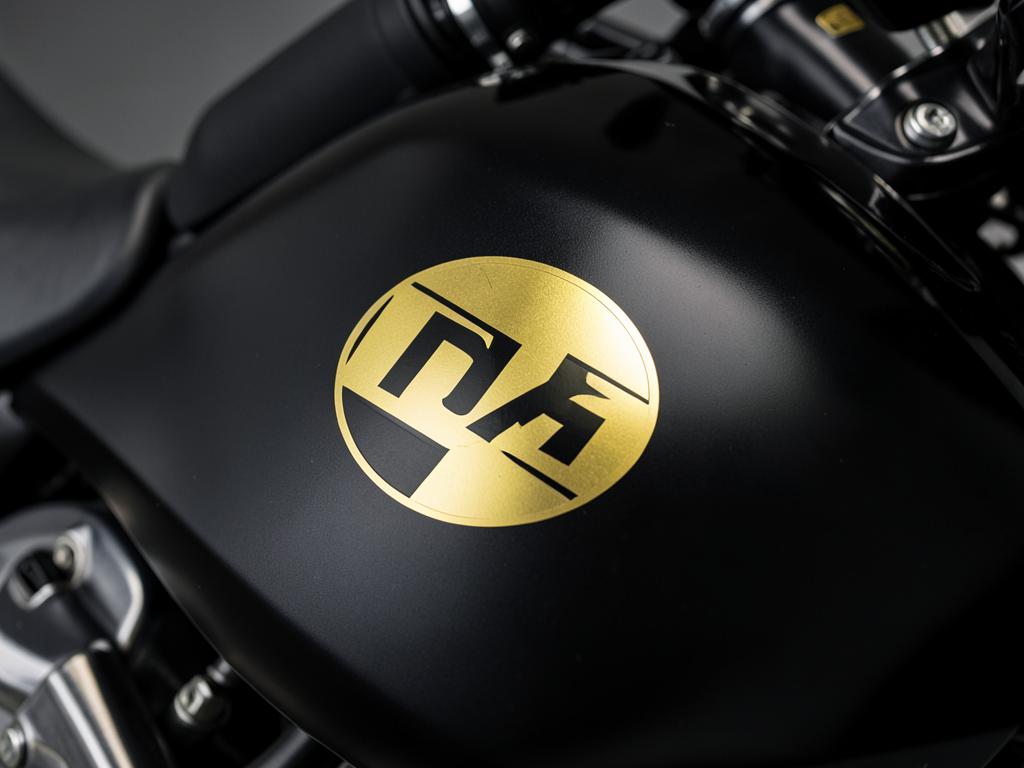 Adesivo prespaziato oro su moto